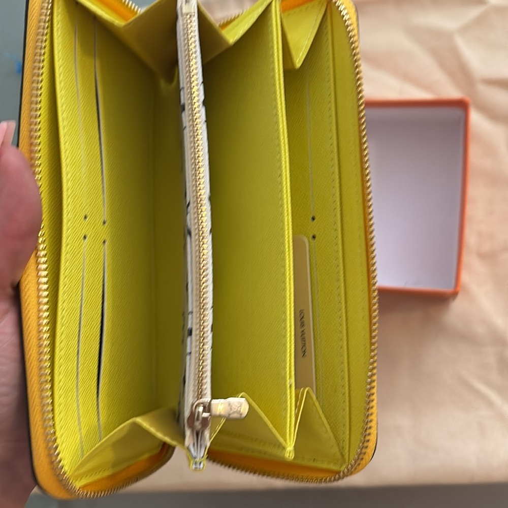 Borsa a spalla Louis Vuitton Pink and Yellow Key Card Holder - Picture 3 of 4
